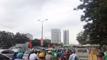 Đường phố tắc nghẽn, bến xe quá tải ngay ngày đầu nghỉ lễ