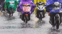 Bão Podul di chuyển nhanh đi vào Biển Đông
