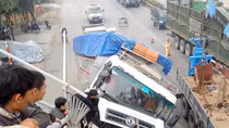 Xe tải “leo” cầu thang dành cho người đi bộ