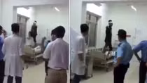Thanh niên ngáo đá "tập võ" trên giường bệnh viện