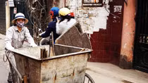 Công nhân vệ sinh dọn khối rác khổng lồ ngày cuối năm