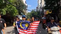 CĐV Malaysia khuấy động đường phố Hà Nội trước giờ thi đấu