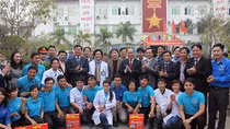 Đội phản ứng nhanh sơ cứu người bị tai nạn giao thông trên Quốc lộ 1A