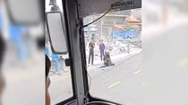 Xe Limousine va chạm kéo xe máy hàng chục mét, 2 người thương vong