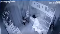 Tạm giữ người giúp việc dốc ngược bé gái 13 tháng tuổi