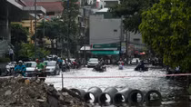 Dân Hà Nội bì bõm trên đường sau cơn mưa lớn