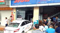 Bé trai bị thương sau khi xe taxi lao vào nhà