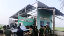 Công an Trần Đề giúp dân khắc phục thiệt hại do thiên tai gây ra