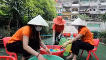 Cô giáo mầm non tất bật dọn vệ sinh chuẩn bị đón trẻ 