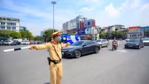 CSGT điều tiết giao thông dưới nắng nóng 40 độ C