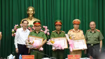 Khen thưởng lực lượng triệt phá đường dây vận chuyển 895 bánh heroin