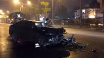 Camry nát đầu sau cú húc đuôi xe tải, 3 người bị thương