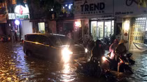 Mưa lớn giờ tan tầm, nhiều tuyến phố thủ đô ngập nặng