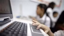 Giật mình chuyện những bé gái... "chín" sớm