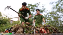 Rác ngập khắp nơi, lực lượng Công an giúp dân dọn rác