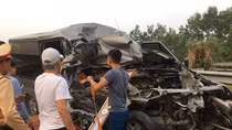 Xe khách đâm xe đầu kéo trên cao tốc, 2 người chết, 2 người bị thương