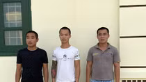 Mâu thuẫn khi hát karaoke, vác dao và gậy sắt đuổi chém nhau