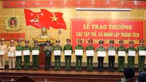 Khen thưởng các tập thể cá nhân có thành tích xuất sắc trong công tác, chiến đấu