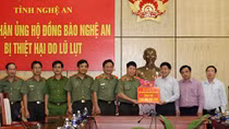 Thứ trưởng Bùi Văn Nam tặng quà ủng hộ đồng bào bị lũ lụt tại Nghệ An