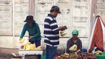 Thành lập công ty để thu tiền “phế” của người bán hàng rong