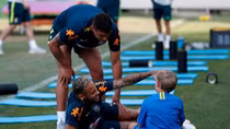 Neymar rạng rỡ vì được con trai tới sân tập cổ vũ