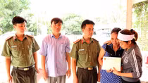 Thăm hỏi, động viên gia đình đồng chí Thiếu úy Nguyễn Bá Cường