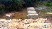 Xây mộ giả trong đất dự án mở rộng sân bay để chờ đền bù