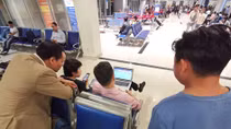 Muôn kiểu xem bóng đá nơi phòng chờ máy bay