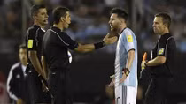 Quanh án phạt cấm thi đấu 4 trận của Messi "Trâu bò" đánh nhau, "thiên tài" chết?