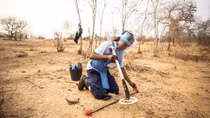 Những người phụ nữ chuyên đi gỡ mìn ở Angola