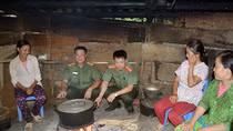 Trinh sát an ninh "cắm bản"