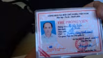 Tông xe vào trụ sở UBND tỉnh Thanh Hoá, rút thẻ phóng viên ra dọa