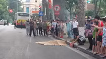 Cô gái trẻ bị xe buýt cán chết thương tâm trên đường phố Hà Nội