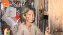 Xót xa người mẹ mù lòa gần 50 năm nuôi con điên dại!