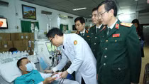 Phó Thủ tướng Vũ Đức Đam thăm bệnh nhân, bác sĩ ngày 30 Tết