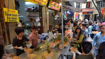 Sáng sớm 30 Tết, người Hà Nội chen chân đi mua gà xôi cúng giao thừa