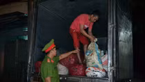Hơn 2.000kg mỡ không rõ nguồn gốc trên đường đi tiêu thụ