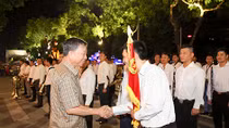 Chuyện những chiến sỹ Công an ôm kèn tấu nhạc phục vụ người dân ở Hồ Hoàn Kiếm