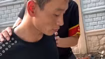 Vén áo tự tin khoe mình sạch, gã trai lộ ma túy trong gót giày