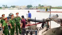 Phát hiện 2 tàu khai thác cát trái phép trên sông Cấm