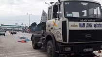 Va chạm với xe đầu kéo, 2 mẹ con chết thảm
