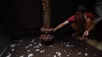 Thau rửa bể ngầm, người dân kinh hãi nước đen kịt, mùi khét lẹt