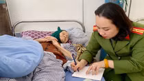 Công an Sơn La đến tận giường bệnh làm CMND cho bệnh nhân