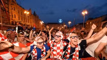 Người Croatia đốt pháo sáng ăn mừng chiến thắng trước sư tử Anh