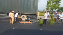 Phóng nhanh, nam thanh niên cắm đầu vào container chết thảm