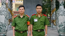 Cán bộ, học viên Trường Trung cấp CSND VI "giải cứu" chiếc xe tải bị cháy