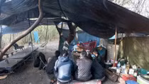 Mong manh thân phận lao động chui xứ người