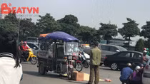 Xe ba bánh va chạm với taxi, người phụ nữ bị đè tử vong