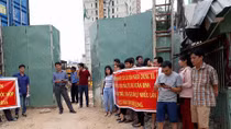 Chủ đầu tư thất hứa, khách hàng dài cổ chờ nhận nhà chung cư