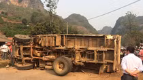 Xe tải lật nghiêng đè chết hai phụ nữ trên quốc lộ 6
